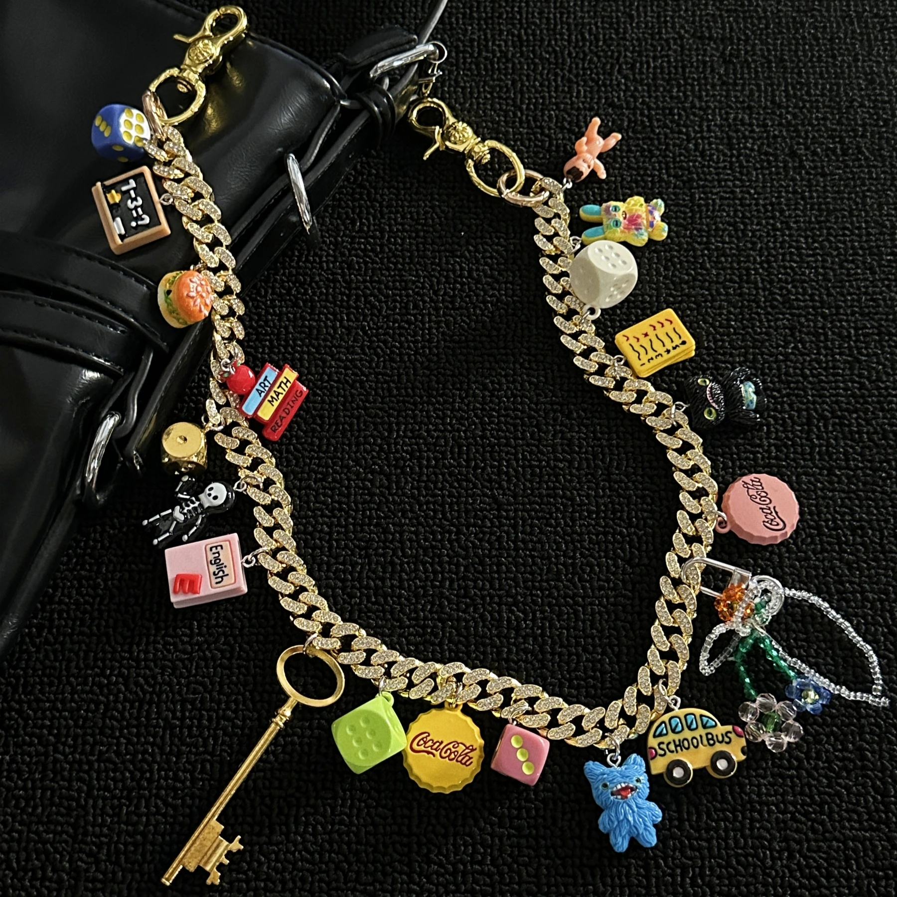 Dopamin-inspirierter kubanischer Kettengürtel mit goldenen Strasssteinen, Promi-Laufsteg-Modeaccessoire und Schlüsselanhänger mit mehreren Nieten – Detail 1