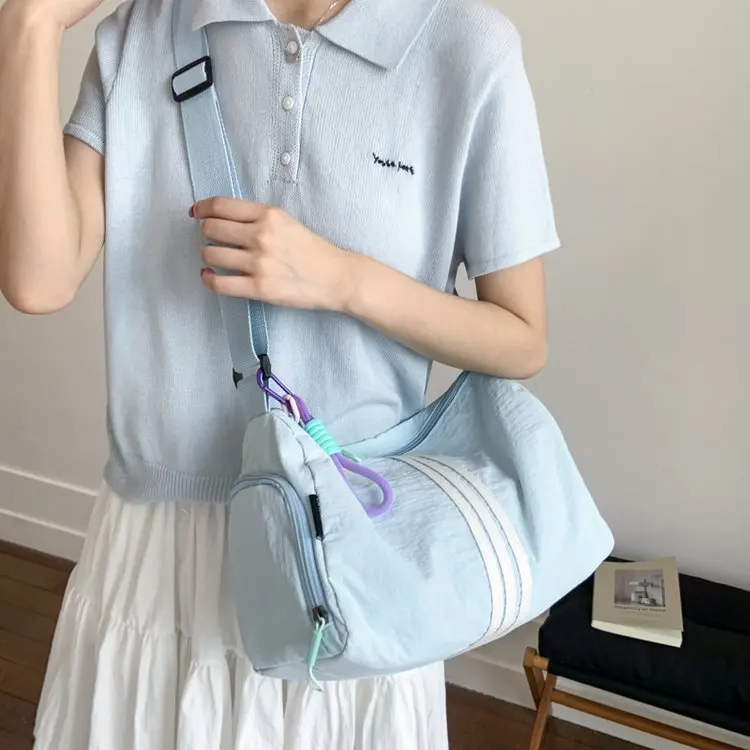 

Лето 2022, новая женская сумка-тоут из нейлоновой ткани, повседневная модная универсальная корейская версия, средний размер, швейная линия через плечо