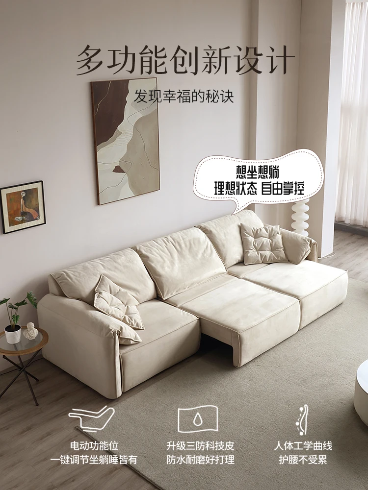 The living room is simple,  elephant ears, leather cloth, sofa, and a large and flexible unit, which requires a lot of effort