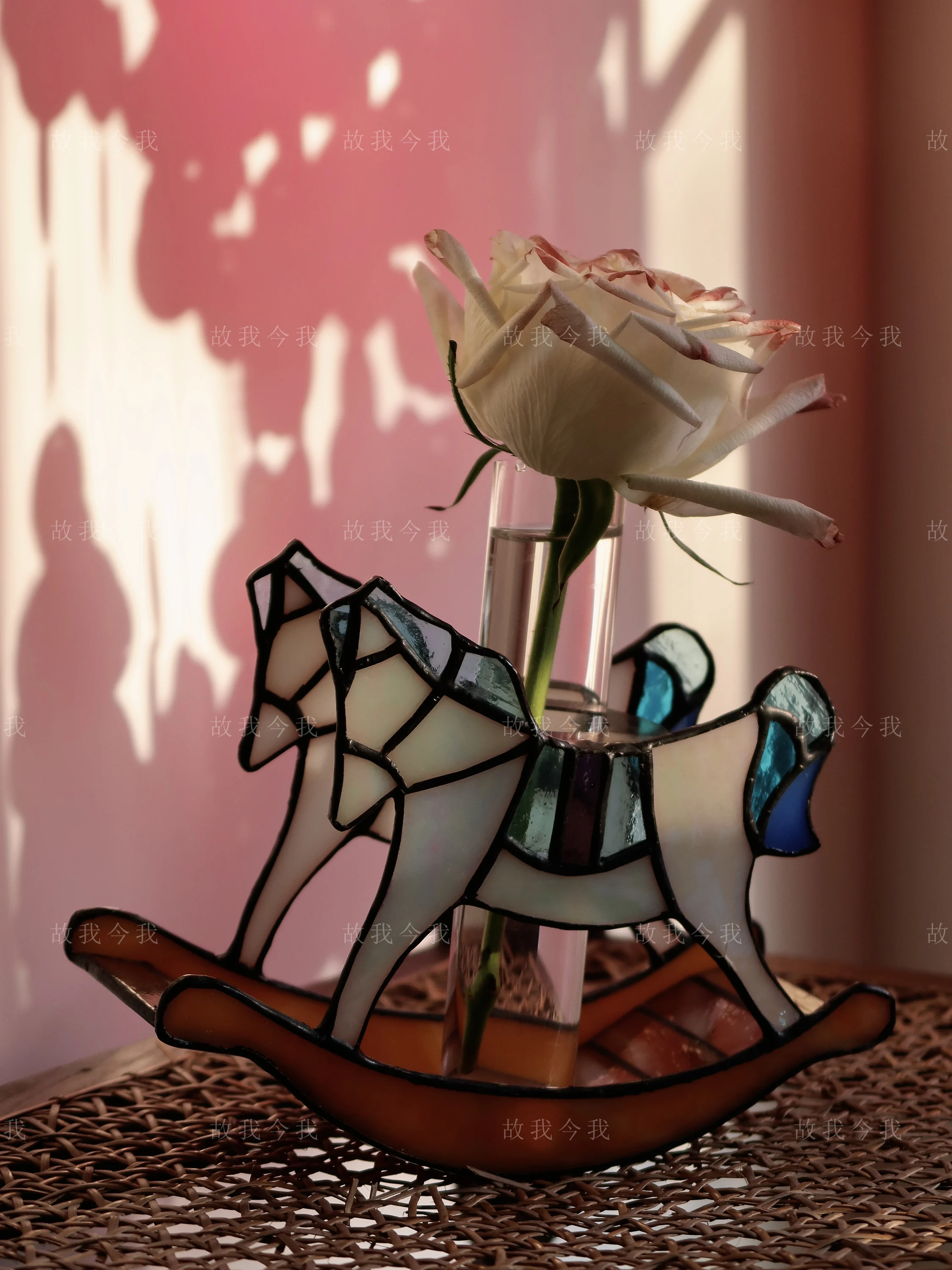 

Cartoon shaped glass ornaments vase, flower utensils are purely handmade, housewarming gifts, decorative ornaments