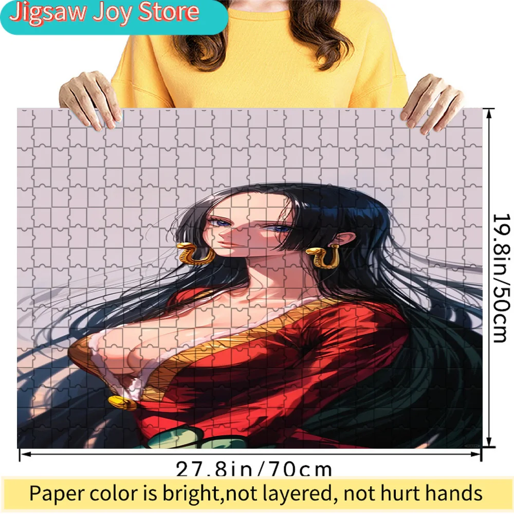 

Пазл-головоломка в аниме-стиле: Боа Хэнкок из One Piece, длинные черные волосы, золотые серьги-змеи, красный наряд, белая меховая отделка, пиратский дизайн