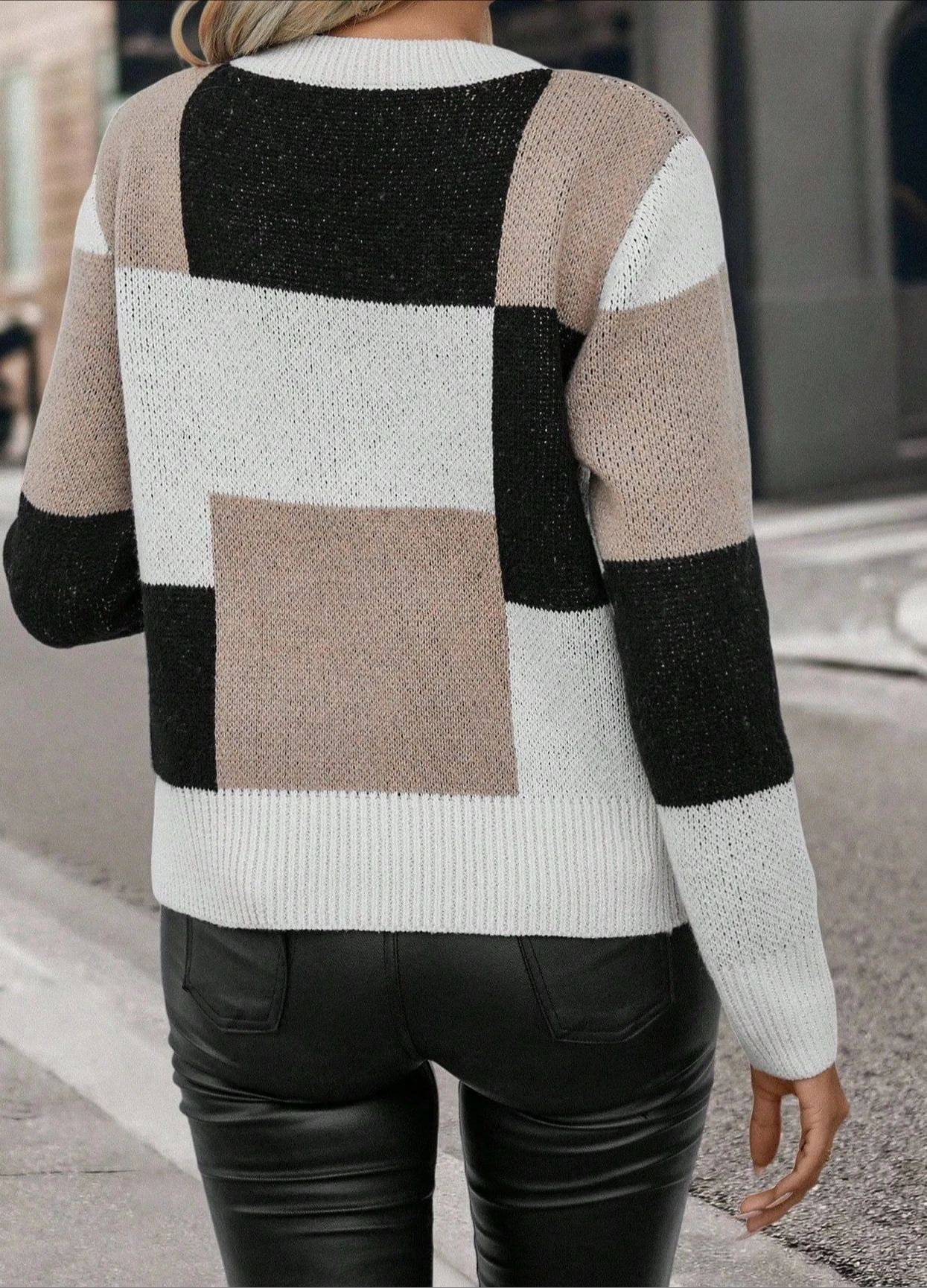 بلوفر محبوك فضفاض غير منتظم بألوان متباينة لخريف وشتاء 2025 برقبة دائرية وأكمام طويلة للنساء
