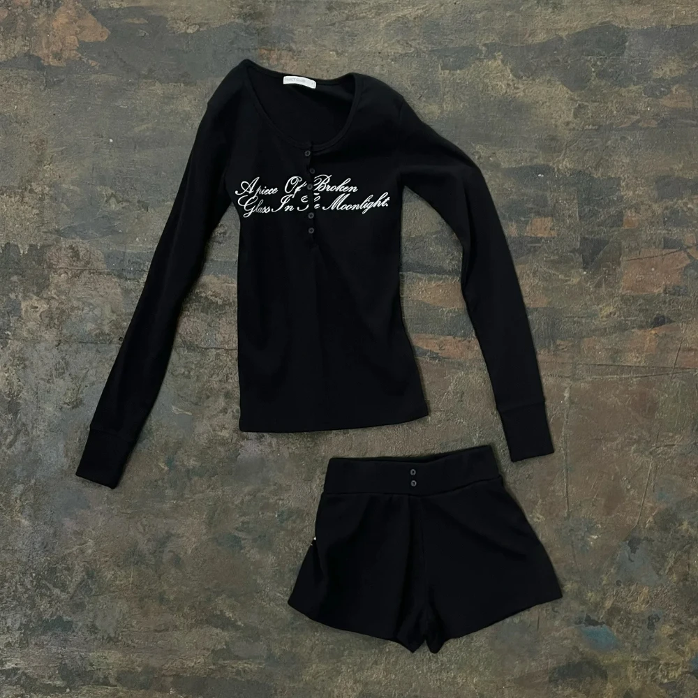 Long sleeved button print English women's T-shirt with personalized luxury, fashionable slim fit, round neck, dark