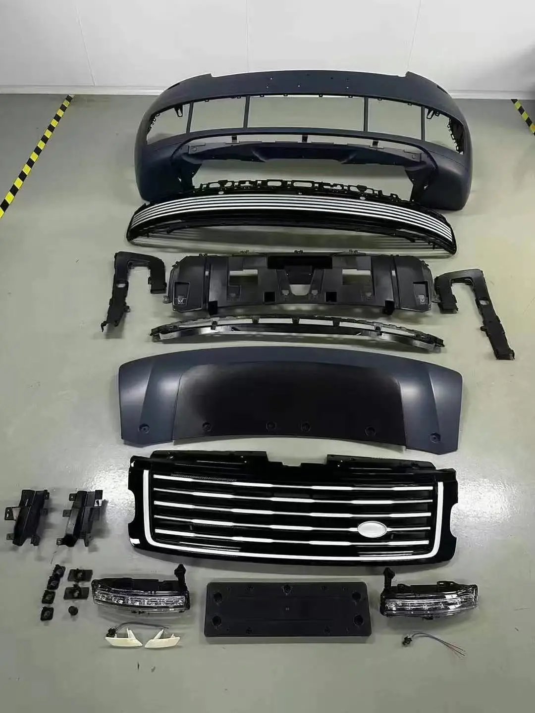 

Easy Installation ForLandRover VOGUE 2023 SV Type Front Bumper Assembly Tough ABS Plastic BODYKIT