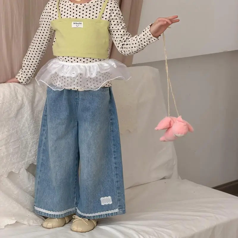 

Новые детские свободные джинсовые брюки на весну 2026 года, повседневные штаны для детей, модные джинсы для девочек, широкие брюки с кружевом, одежда для малышей