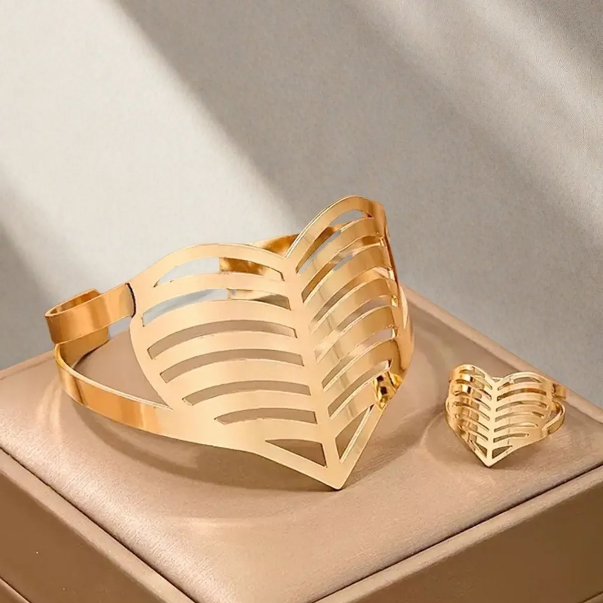 

1 set of metal fashion niche exaggerated love hollow bracelet ring set with adjustable opening for women