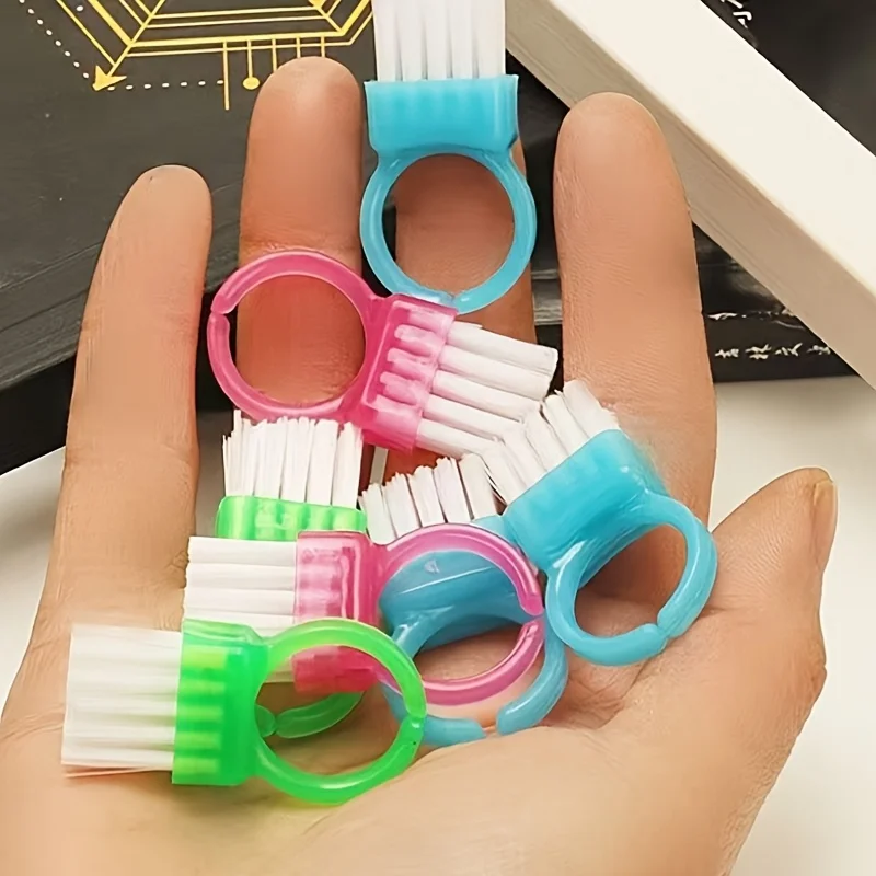 3-Piece Mini Finger Clip Dust Brushes Easy Handle Nail and Jewelry Cleaning Tools for Nail Art Personal Manicure Care