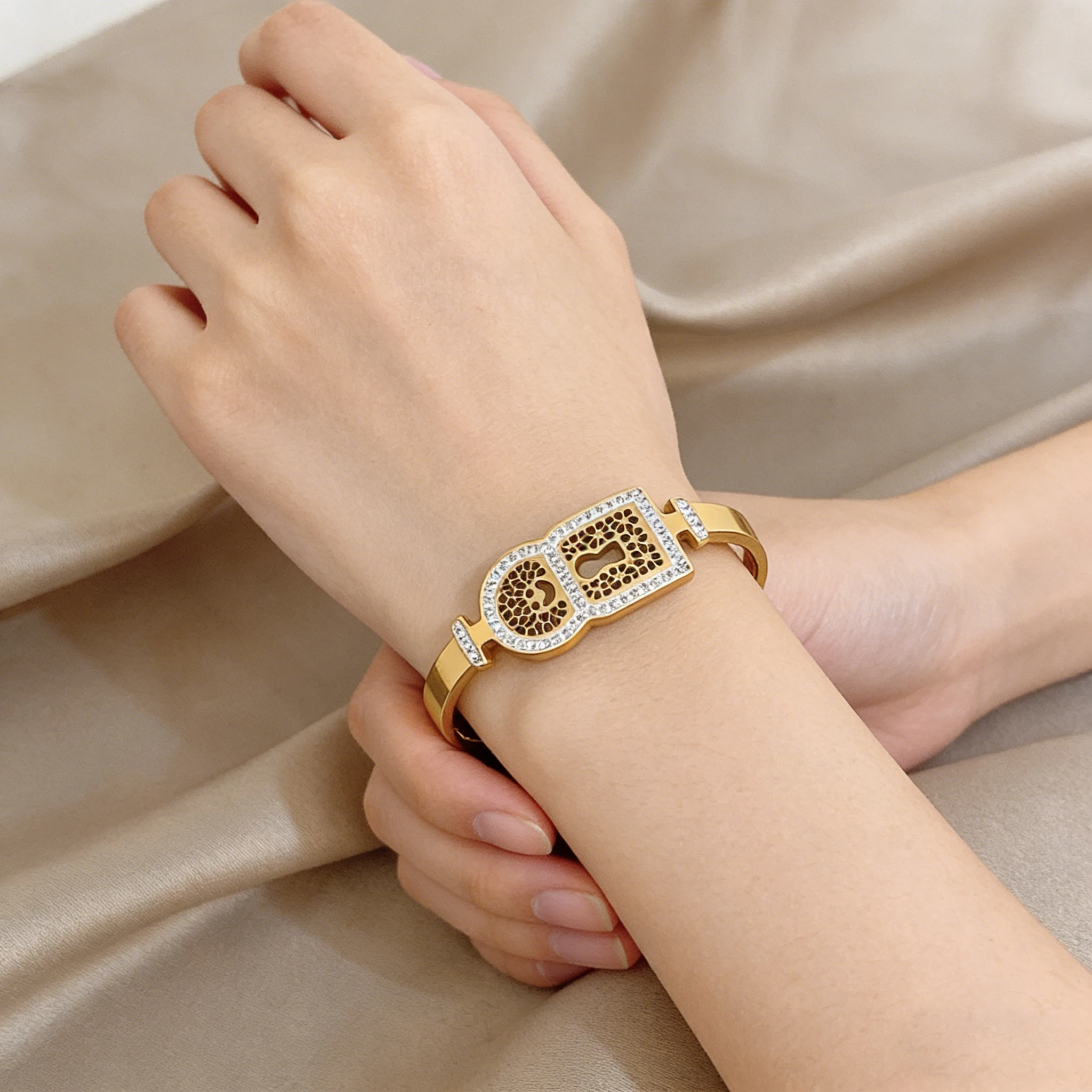 

Vintage Lock Shaped Hollowed Stainless Steel Bracelet for Women Glossy Waterproof Spring Bangle Exquisite Hand Jewelry Gift