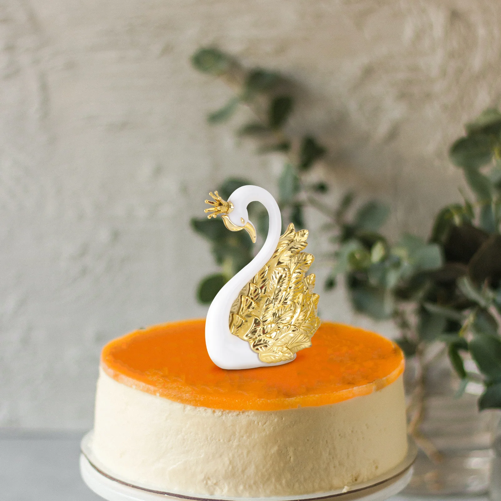 

2Pcs Crown Swan Plastic Sculpture Golden Figurines for Desktop Cake Decoration Car Ornament Plastic Figurine for Decoration