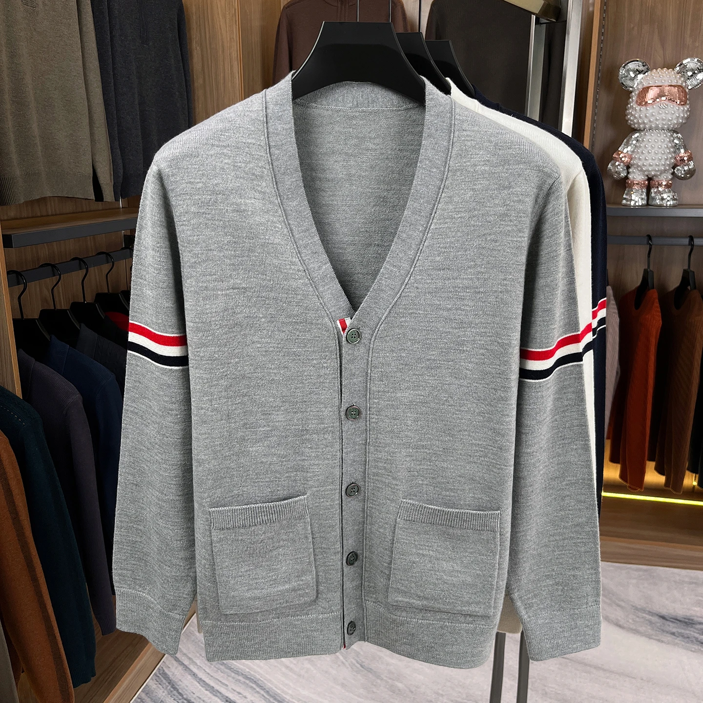 High-End Marke Pullover Open Shirt Männer Frühjahr Herbst Neue Klassische Streifen Trend Taschen Koreanische Freizeit Mischfarben V-Kragen Strickjacke – Detail 5
