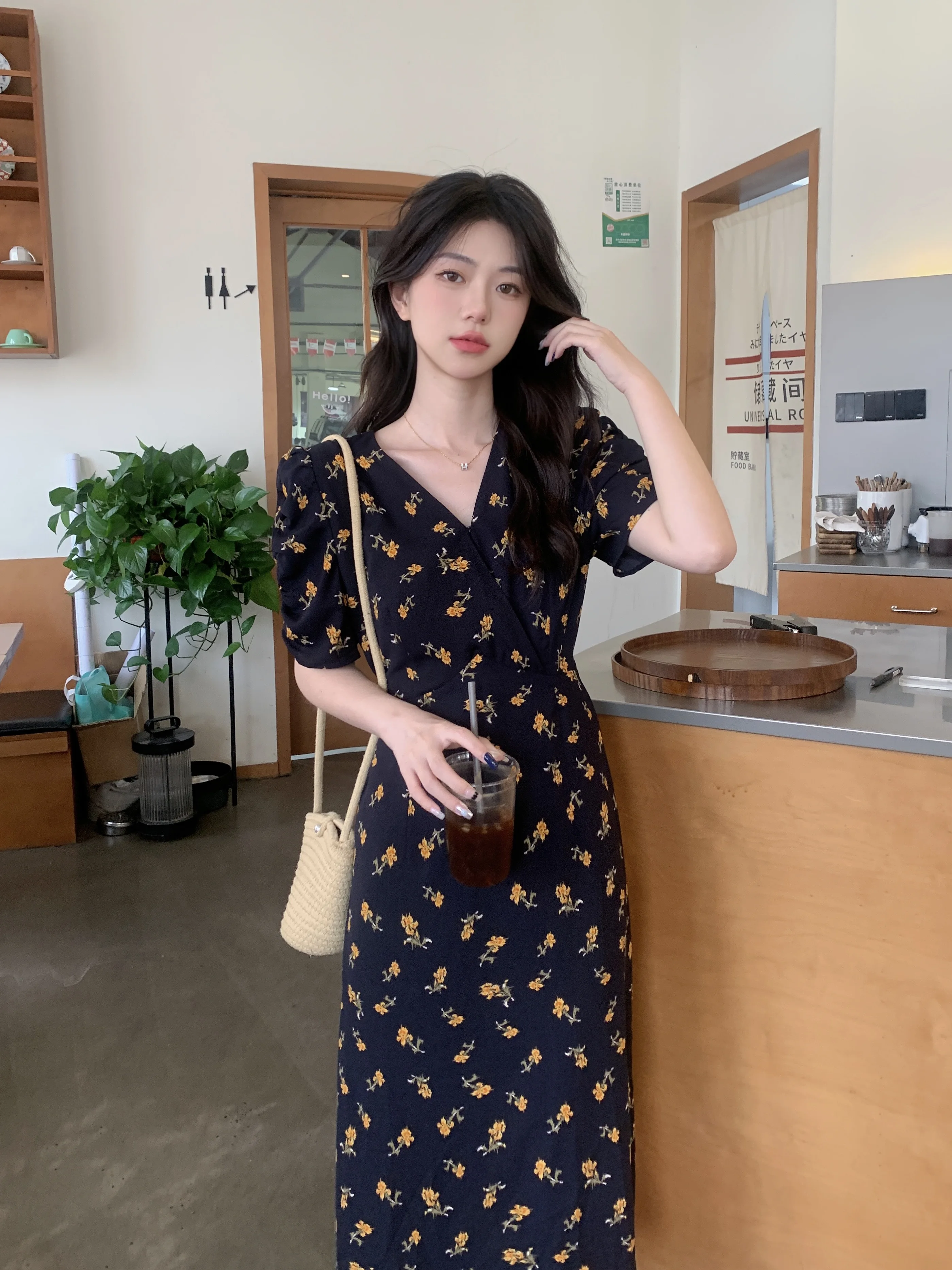 

Korean floral dress 2024 summer new French style bubble sleeve V-neck waistband slimming skirt tea break skirt