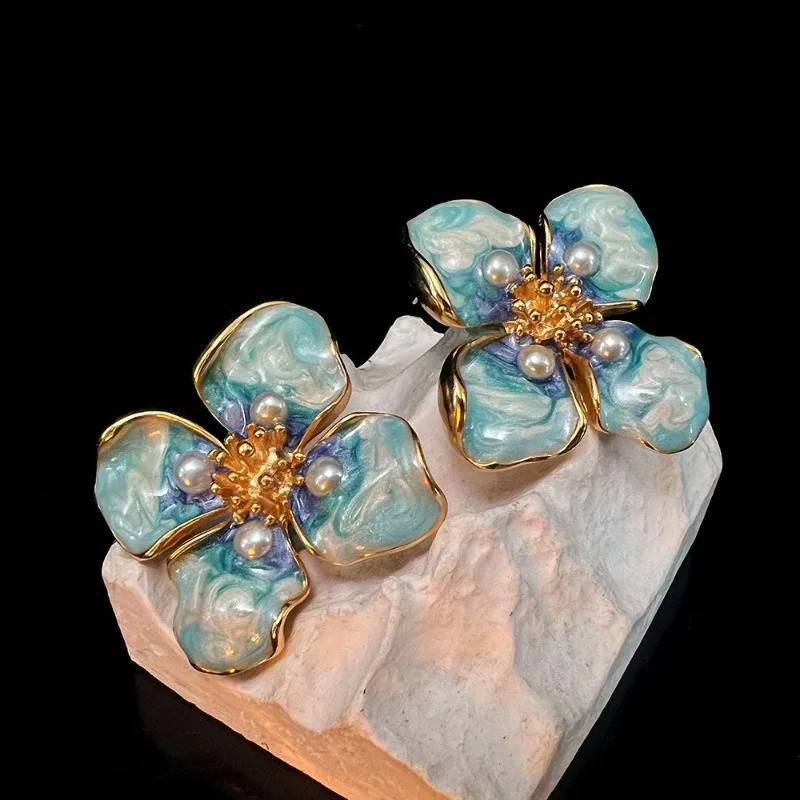 

Эмалированные серьги с цветочным принтом, переливающиеся бирюзовые мраморные лепестки с жемчугом, ювелирные изделия для женщин, элегантные висячие аксессуары, подарок