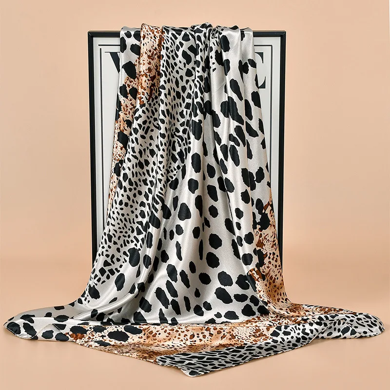 2025 marca de lujo leopardo punto mancha bufanda cuadrada mujeres chales y chales Oficina pelo pequeño cuello Hijabs pañuelo Foulard 90*90cm