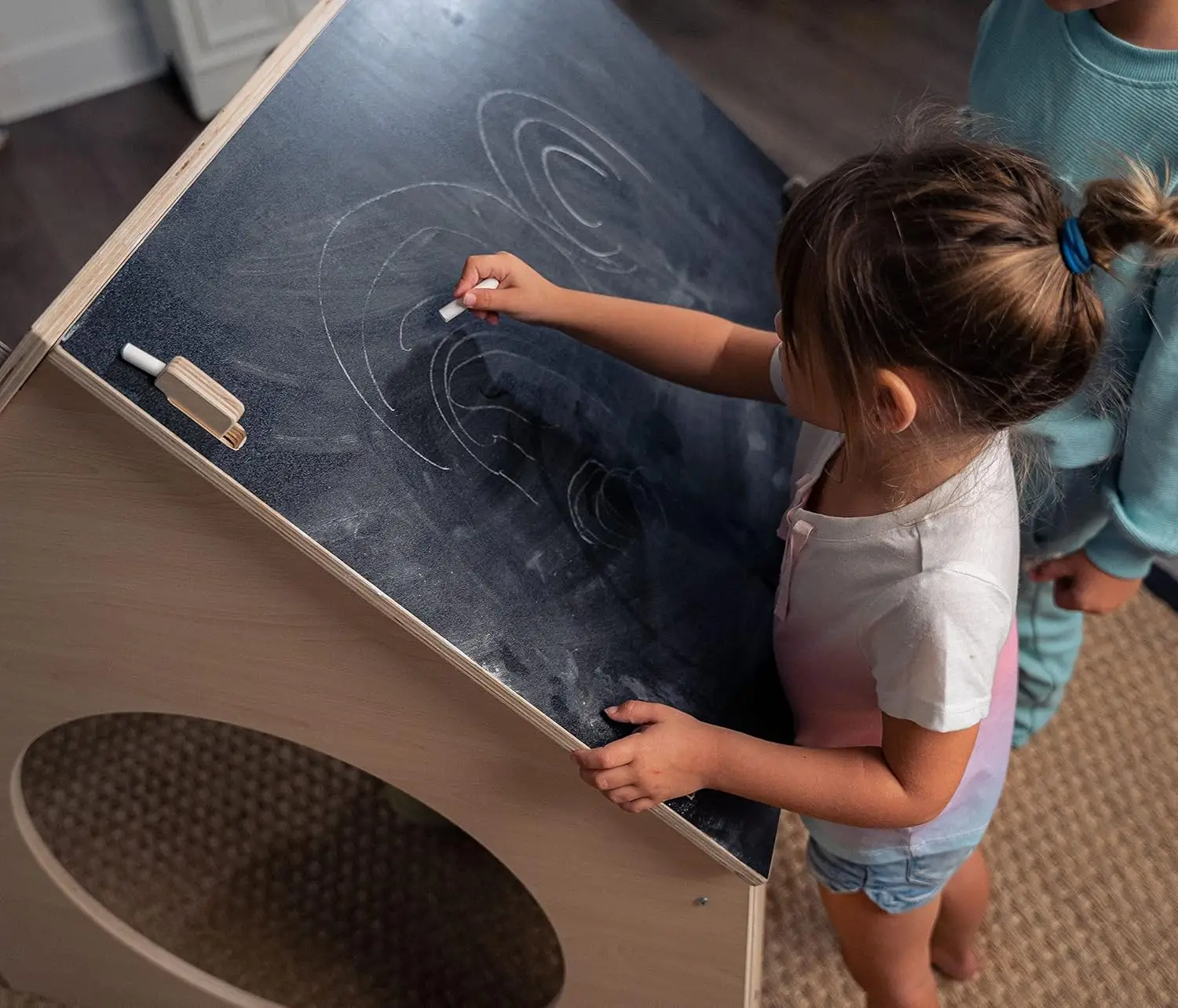 โรงละครไม้ Montessori ในร่มและสไตล์ Waldorf สําหรับเด็กวัยหัดเดินที่มีหลังคากระดานดําคู่ โครงสร้างชุดเล่นที่แข็งแรงสําหรับ Chi