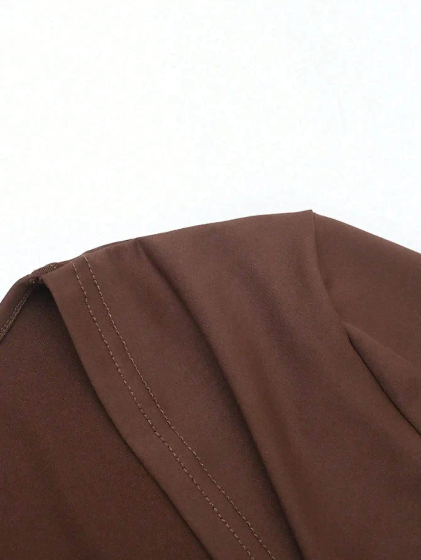 เดรสทรงเข้ารูปสั้นแบบมินิ - คอวีลึก แขนเว้า ดีไซน์กระชับสัดส่วน