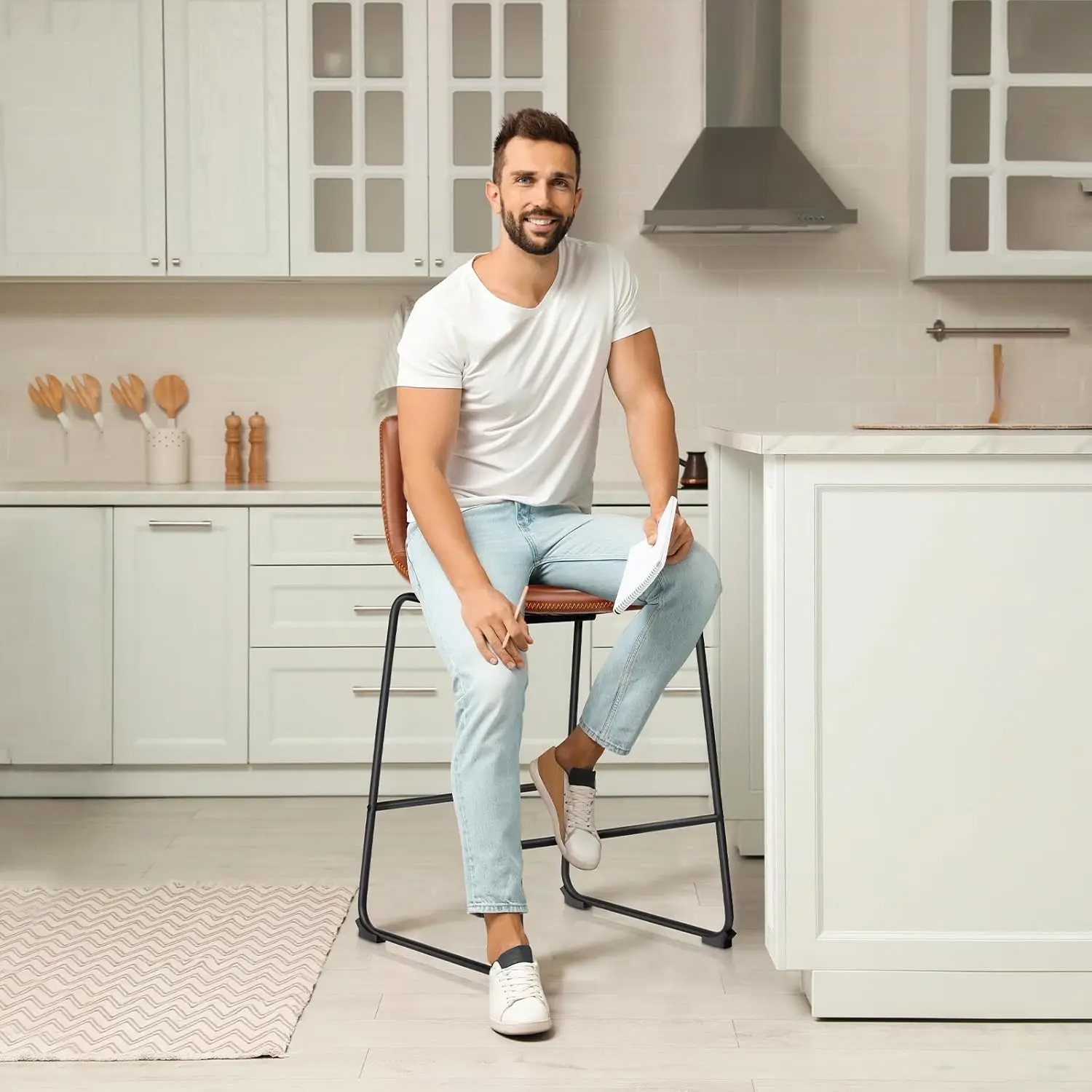 Counter Altura Bar Stools Set, falso couro, bancos altos com costas e perna de metal, cadeiras marrons, moderno, 4 polegadas, 26 polegadas