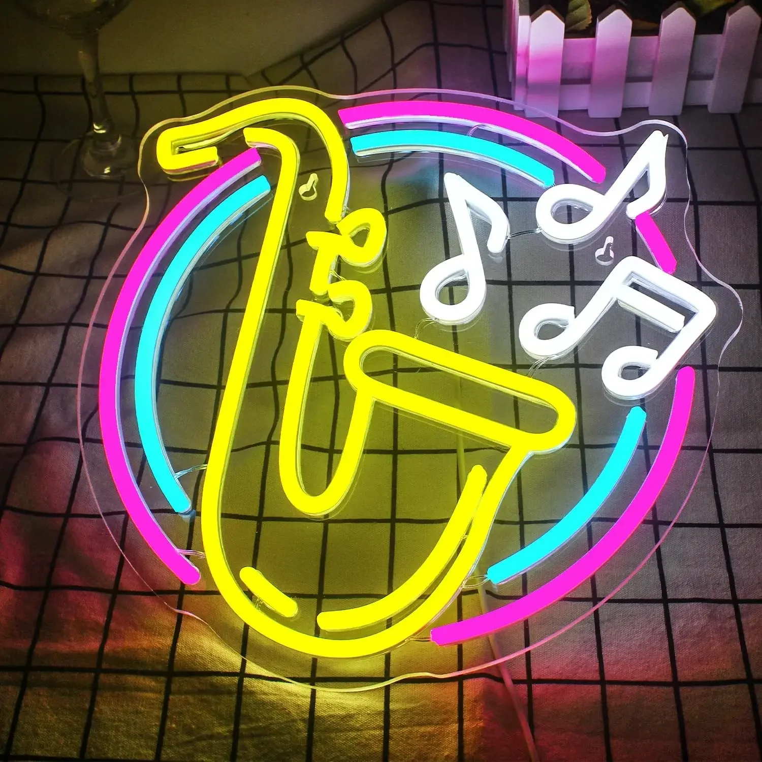 Неоновая вывеска-саксофон для настенного декора