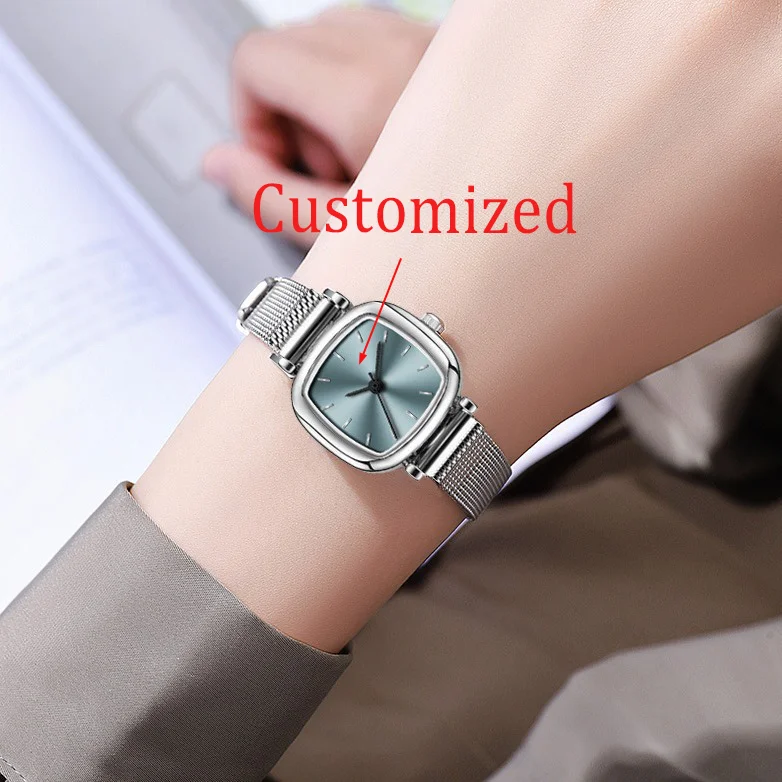 Gli orologi da donna sono alla moda, semplici, compatti, squisiti ed eleganti. Gli piccoli orologi quadrati con cinturino in rete possono essere personalizzati