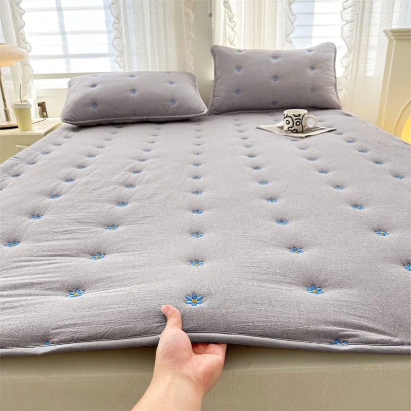 Washed cotton soybean quilted embroidered non-slip anti-stain mattress