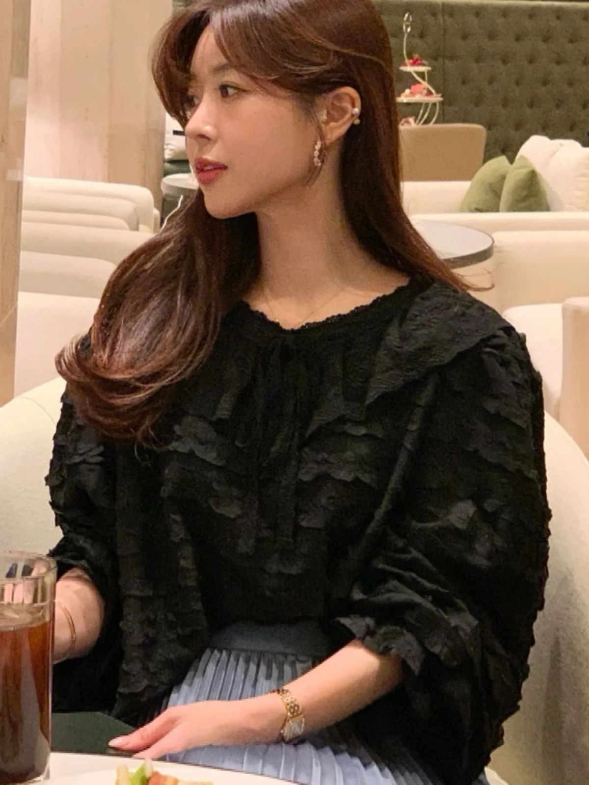 بلوزة نسائية بأكمام طويلة من الدانتيل الفضفاض بتصميم كوري بأكمام منفوخة، أنيقة وعصرية باللون الأبيض لموسم ربيع 2025