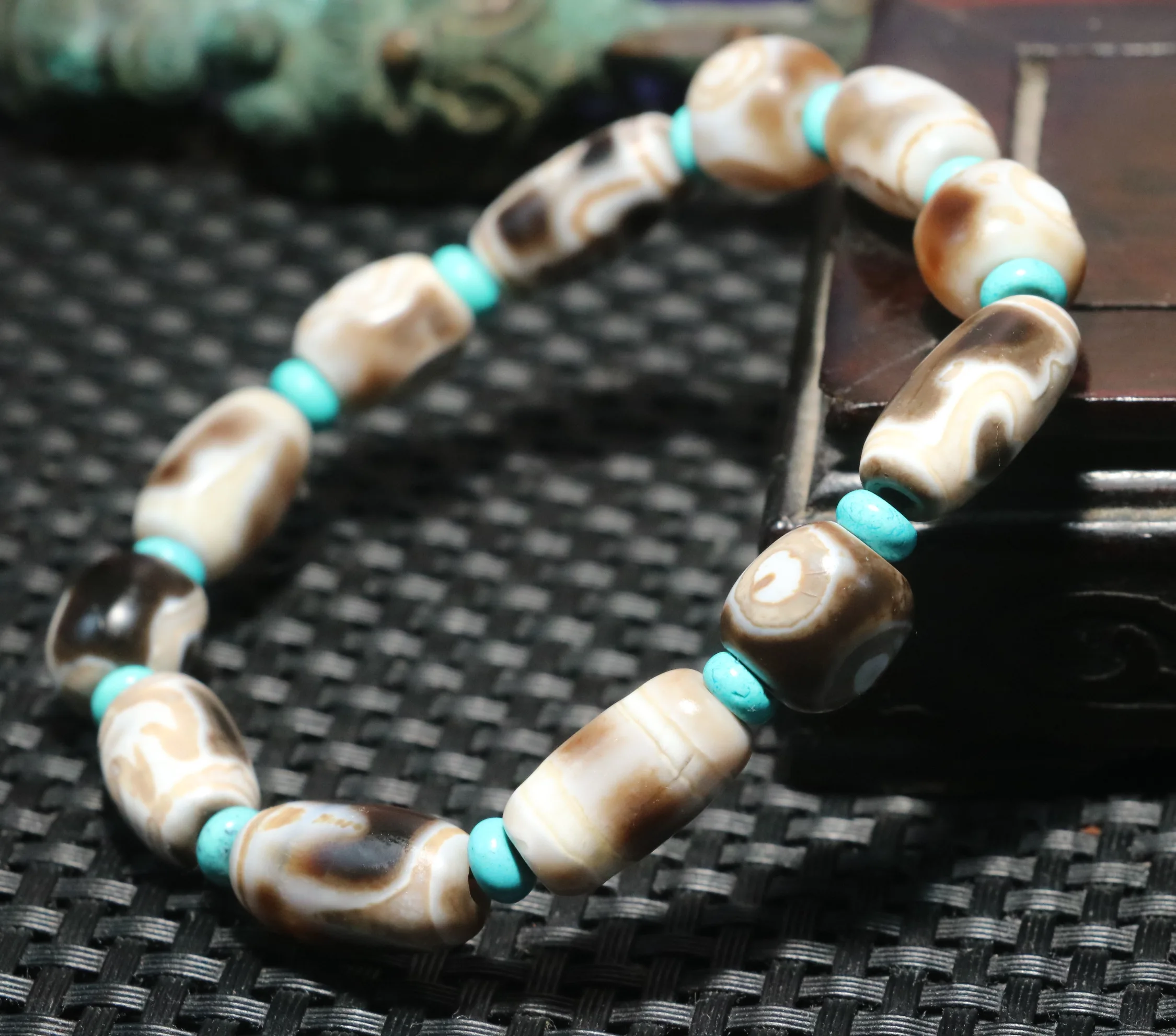 

CONGXINZAI1005009037751106 Tibetan Old Agate Rare Pattern Multiple Tokens Totem dZi Bead Elegant Manner Bracelet