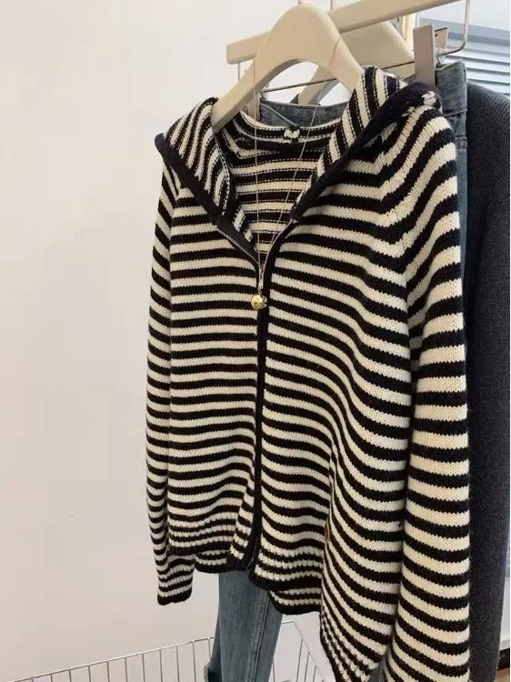 Cárdigan de punto a rayas con cremallera para mujer, suéter, Top holgado, cómodo, Otoño Invierno, sensación de gama alta, sombrero largo