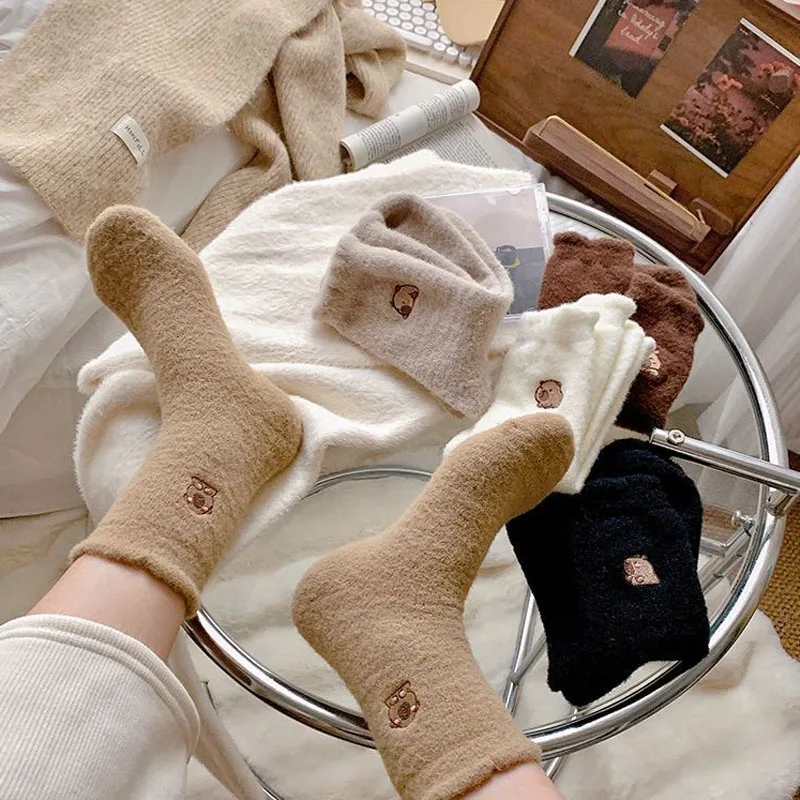 Dreamlikelin1 Paar/5 Paar Herbst-Winter-Damensocken, niedliches Capybara-Muster, Plüsch-Bodensocken, dicke Mittelrohrsocken