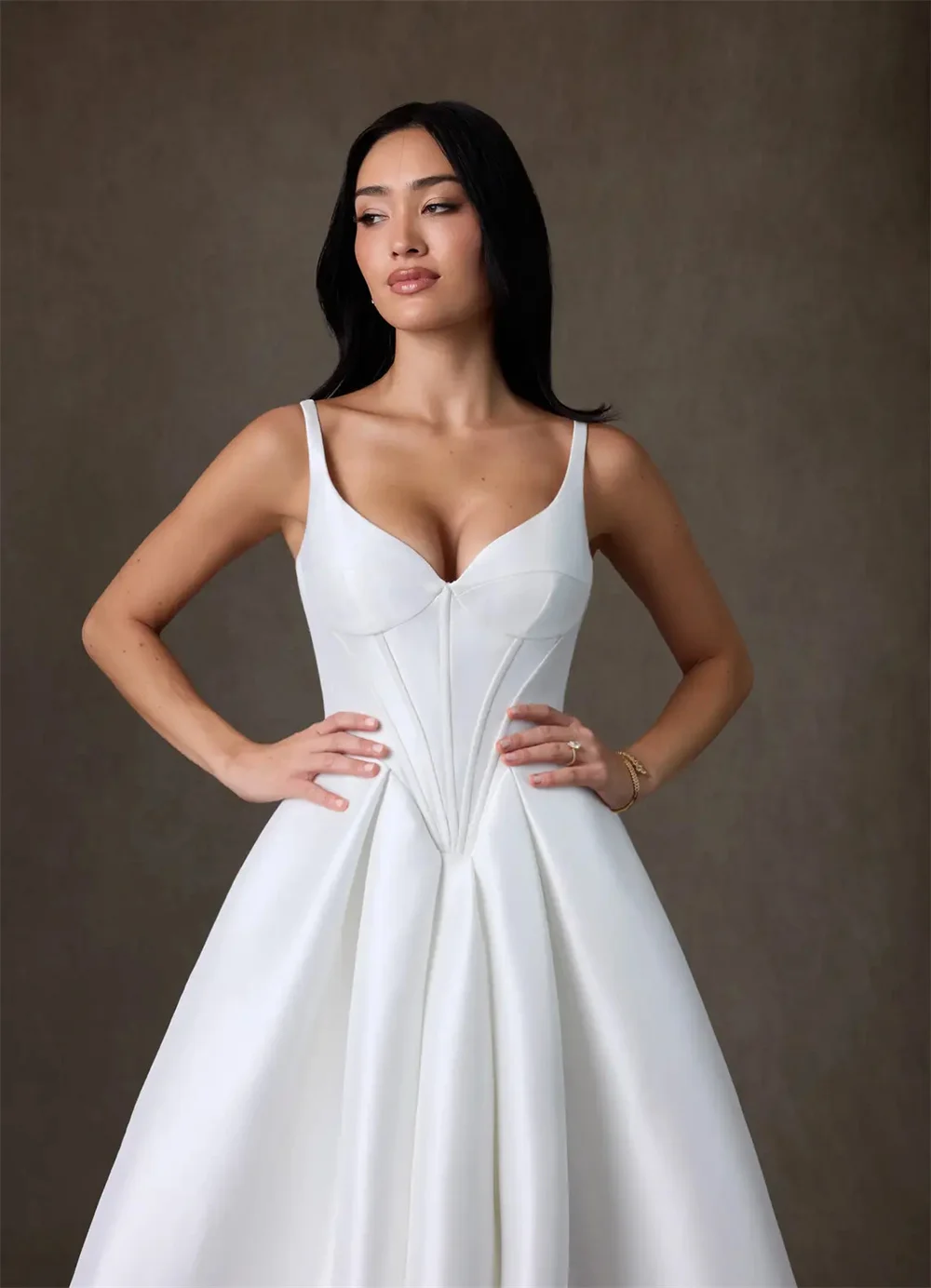 Luxury A Line Wedding Dress Spaghetti Straps Pleated Bride Gowns Sleeveless Bridal Dress Wedding Gowns Vestidos De Novia White 2