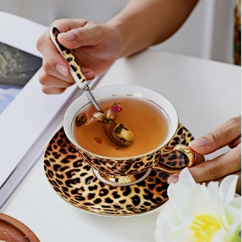 

Роскошный набор кофейных чашек из костяного фарфора в европейском стиле с золотой отделкой — термостойкие чайные чашки, блюдца и ложки для послеобеденного чая, домашнего использования