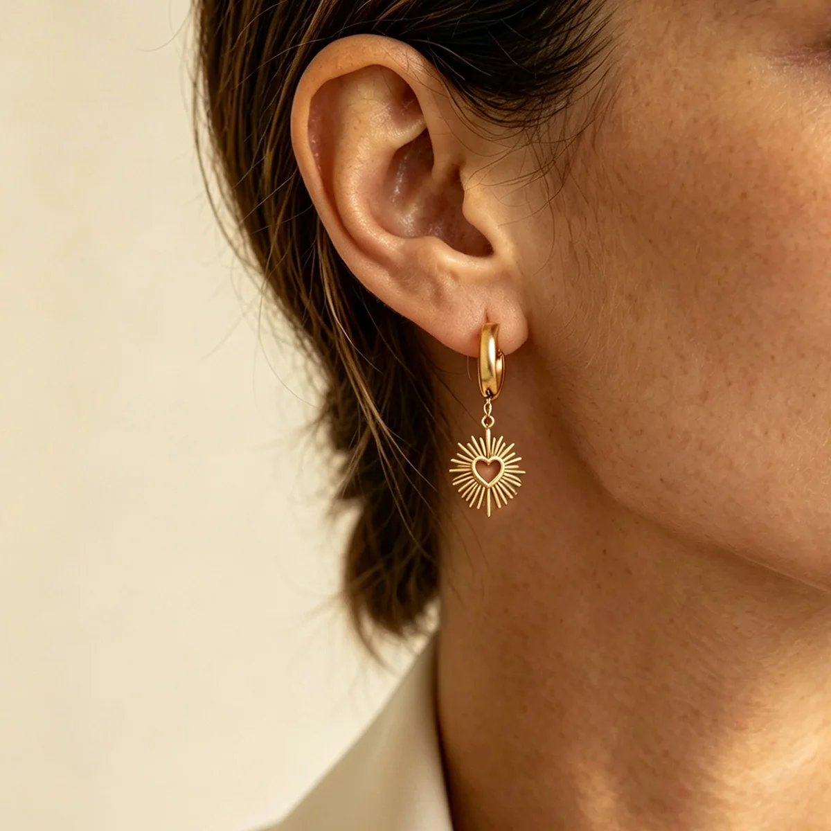 Goldfarbene Edelstahl-Ohrringe mit Sonnenstrahlen-Herz-Design, hohle Sonnen-Ohrringe, Huggie-Creolen, ästhetischer Schmuck, Geschenk für Damen – Detail 5