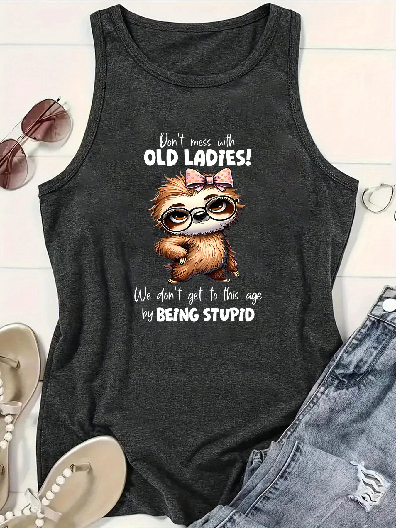 Ärmelloses Sommer-Tanktop für Damen, niedlicher Faultier-Cartoon mit Schleife und lustiger, frecher Aufschrift „Don't Mess with Old Ladies“, lässige Weste – Detail 4