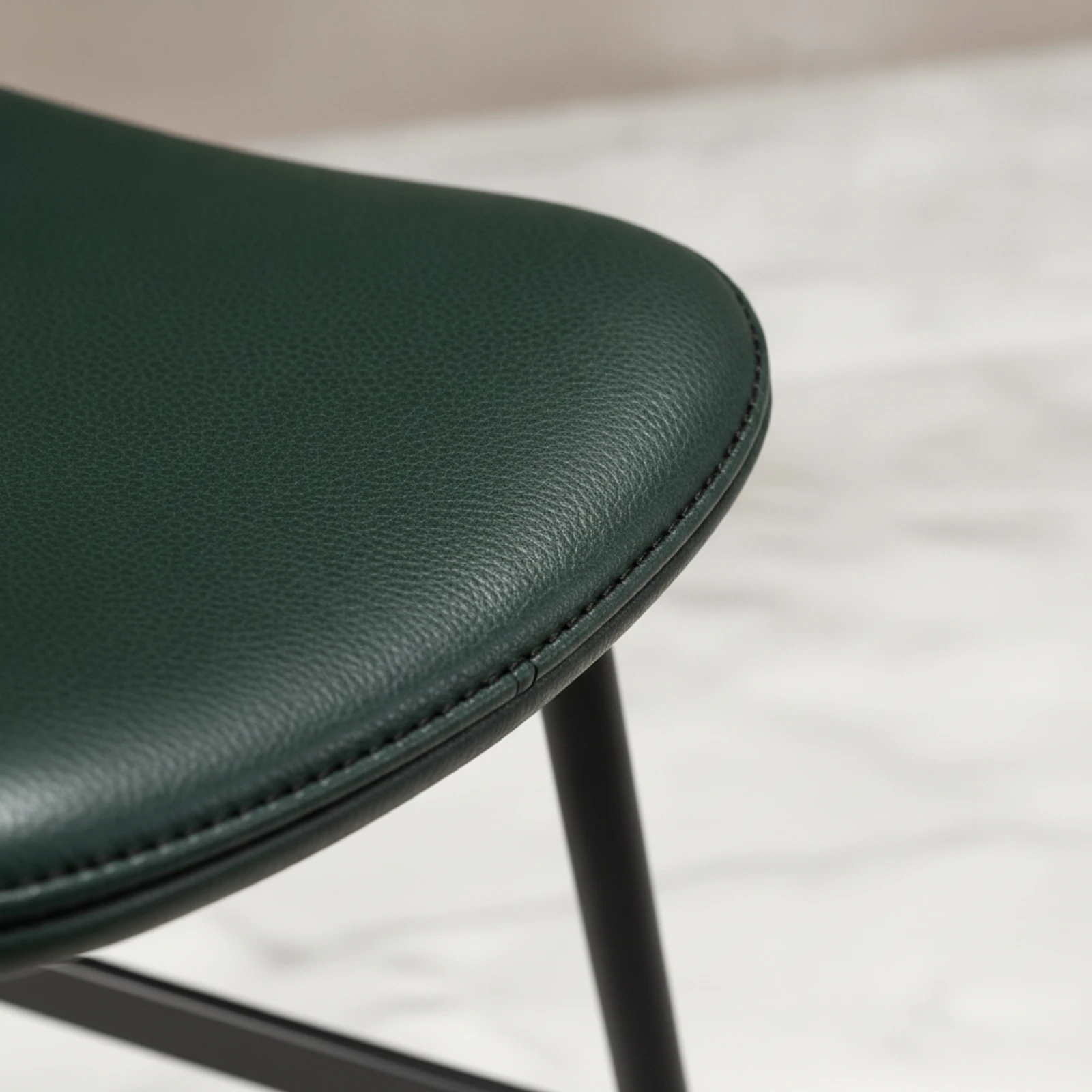 sgabello-da-bar-senza-base-oscillante-con-struttura-in-metallo-design-minimalista-e-essenziale-per-isola-cucina-caffetteria