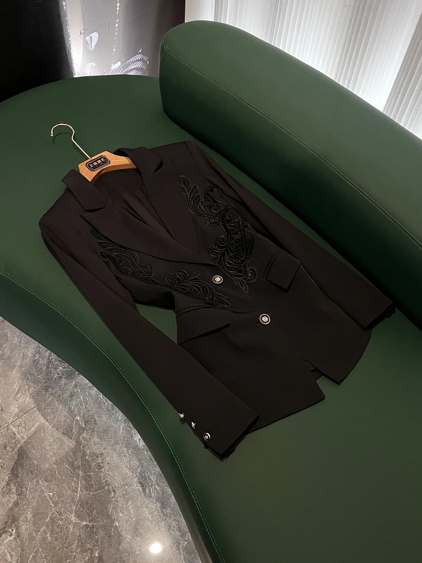 

Женский костюм Ele Bla с длинными рукавами, стразами и двойными пуговицами, приталенный, премиум-класса, верхняя одежда Z760, люксовый тренд 2026