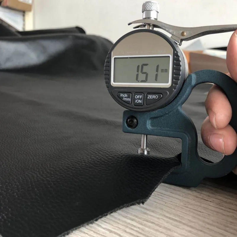 مادة جلدية ناعمة من جلد البقر الأسود بالكامل، نسيج جلد الأريكة من الطبقة الأولى، مادة خام من جلد البقر الأصلي حقيبة ناعمة يمكنك صنعها بنفسك