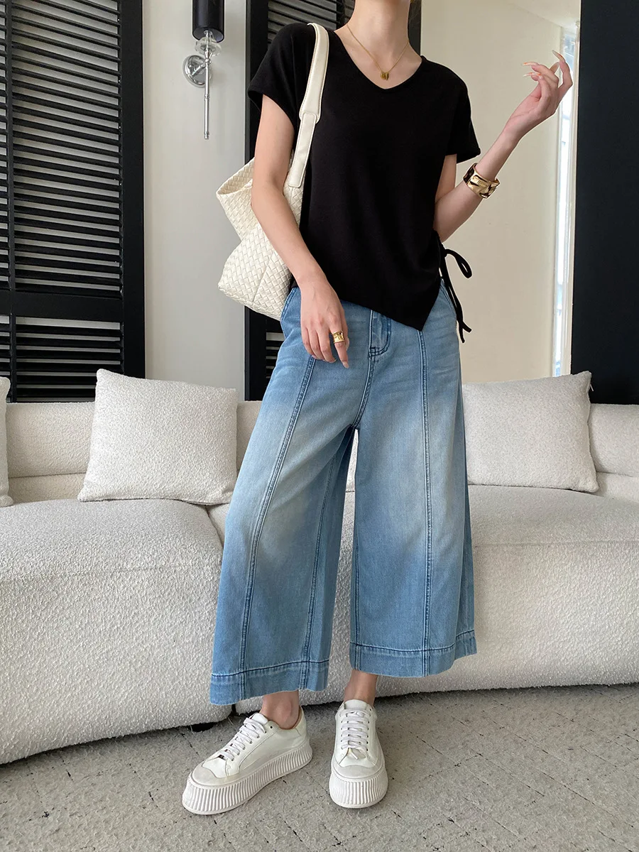Sommerliches Damen-T-Shirt in unregelmäßiger Farbe mit unregelmäßigem Saum, Kordelzug, V-Ausschnitt und schlankmachendem Effekt, kurzärmelig. – Detail 10