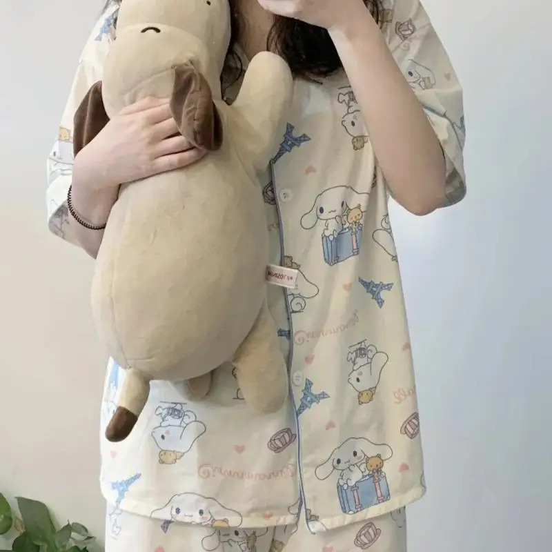 ชุดนอนซินนามอโรลลายซานริโอ้สุดน่ารักสำหรับผู้หญิง อนิเมะคุโรมิ กางเกงขาสั้นแขนสั้นฤดูร้อน ชุดลำลองน่ารักสไตล์เฮลโลคิตตี้ เนื้อผ้านุ่มสบาย