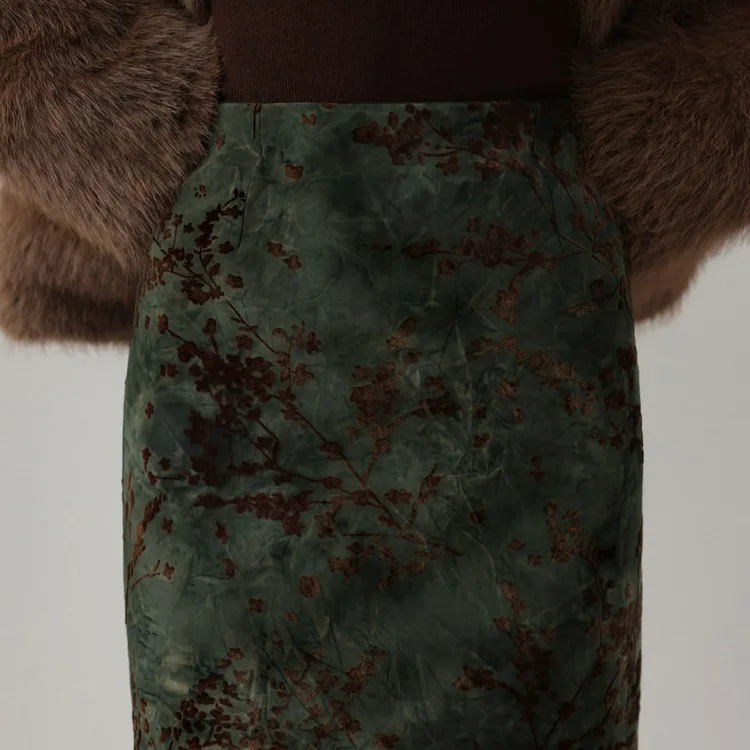 Damska sukienka w zielony wzór, jesienna, vintage, elegancka, z wysokim stanem, uniwersalna, dopasowana, ołówkowa spódnica z wysokim stanem.