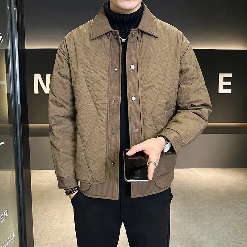 

Мужская зимняя пуховая куртка Vanvo FW360: легкая, с коротким воротником, из полиэфирного волокна, с наполнителем из белого пуха, утепленная, приталенного кроя.