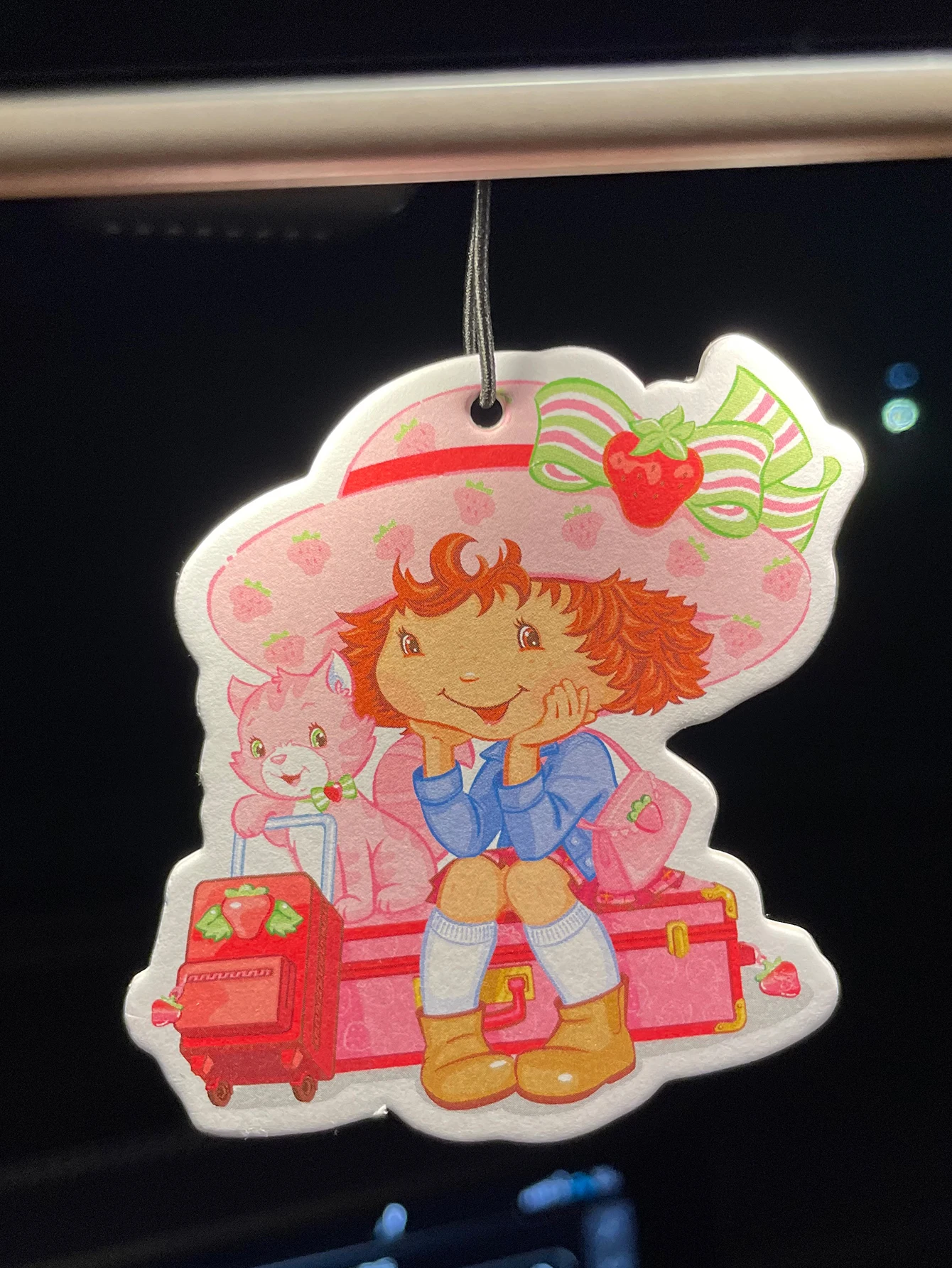 Strawberry Girl on the Road: Car Fragrance Tablets, Wardrobe Air Freshener, Perfume, Rearview Mirror Decoration, Car Interior Pendant, Natural Scent