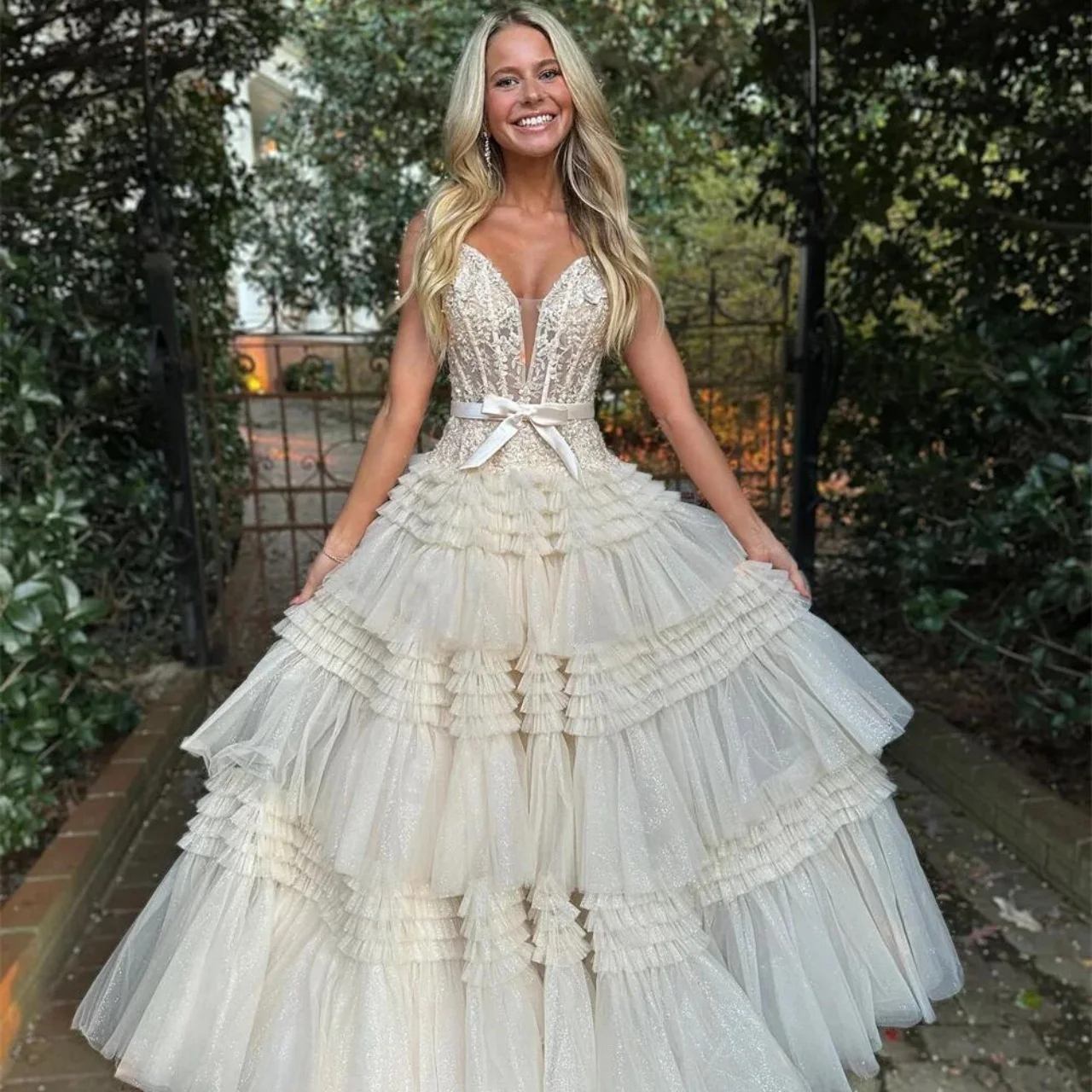 ที่กําหนดเองคุณภาพสูงชุดแต่งงานสีขาวริ้วรอย V คอแขนกุดความยาวกวาดรถไฟ Bow Tie Backless Tulle ดอกไม้