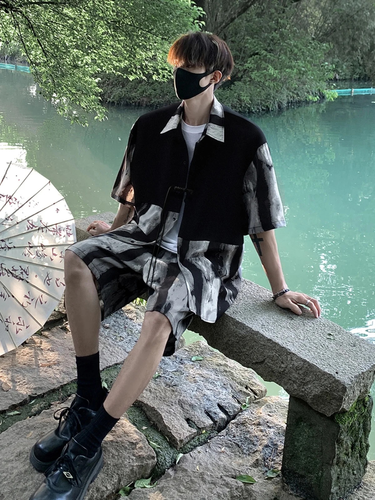 

Новый комплект из рубашки и шорт в китайском стиле из тонкого ледяного шелка для мужчин: летний, повседневный, спортивный, премиум-класса, из полиэфирного волокна, с коротким рукавом