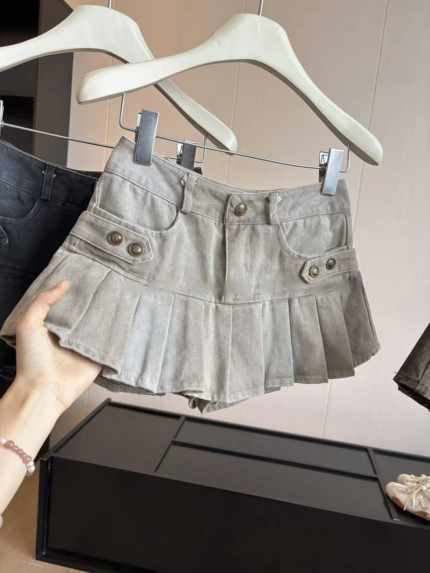 Retro Apocalyptic Style Women's Short Denim Skirt High Waist Pleated  Skirt Metal Buckle Design Sensation Autumn Fashion