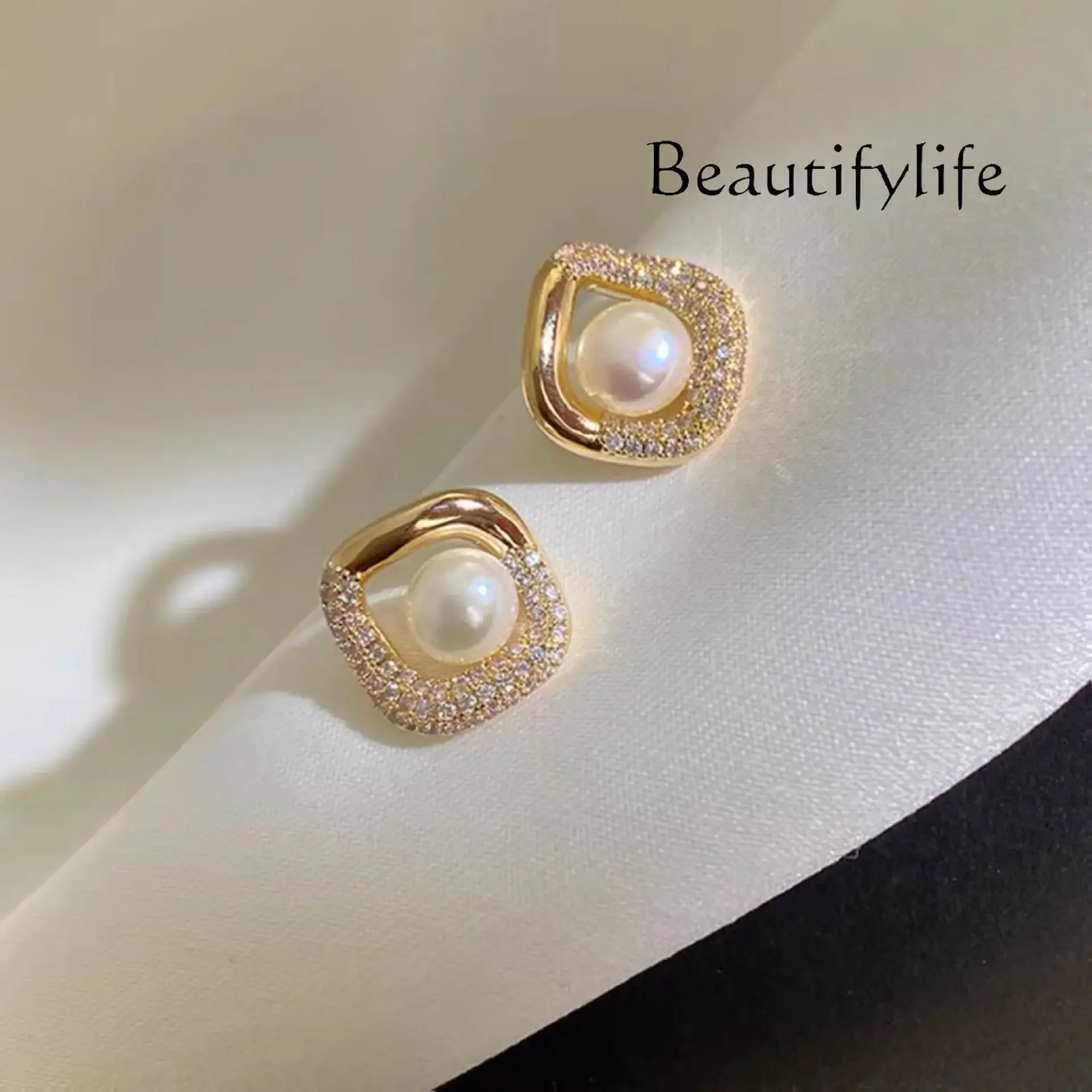 Exquisite geometric diamond-encrusted square pearl stud earrings, fashionable design sense, simple and advanced sense