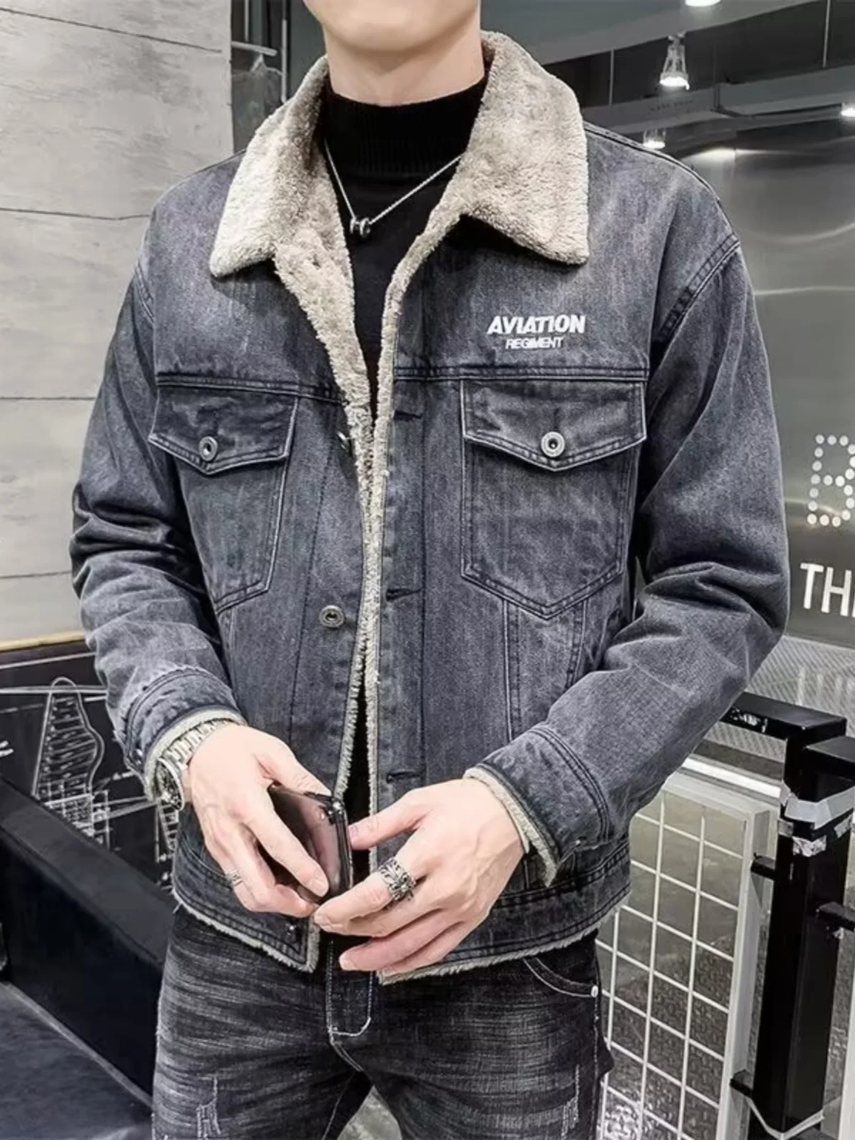 

Мужская джинсовая куртка на осень-зиму с утепленным воротником из овечьей шерсти, повседневная теплая верхняя одежда с карманами, на одной пуговице, длинный рукав.