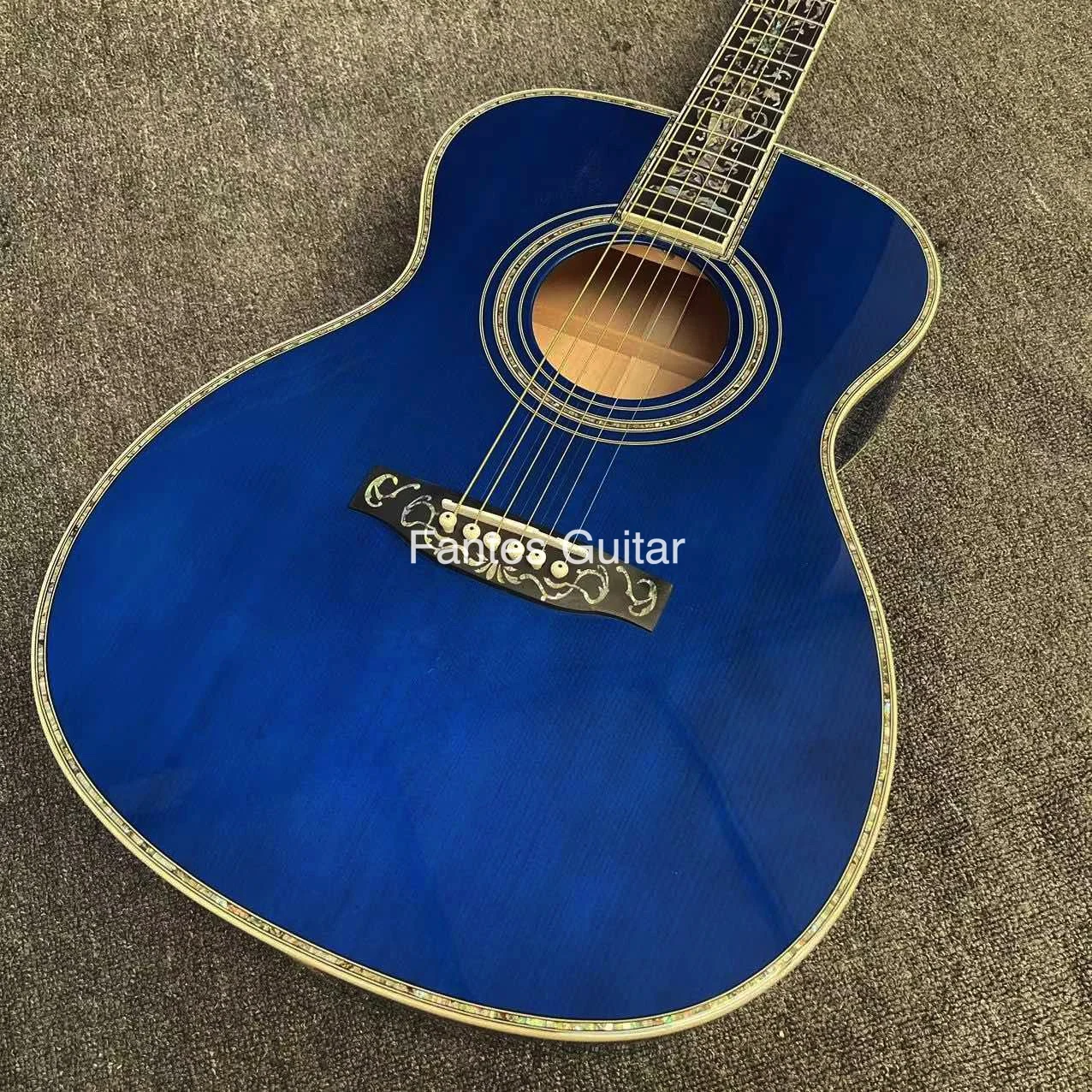 متوفر، جيتار صوتي من سلسلة OM مخصص من خشب التنوب الصلب باللون الأزرق المموج من خشب القيقب الصلب ولوحة أصابع من خشب الأبنوس الخلفي