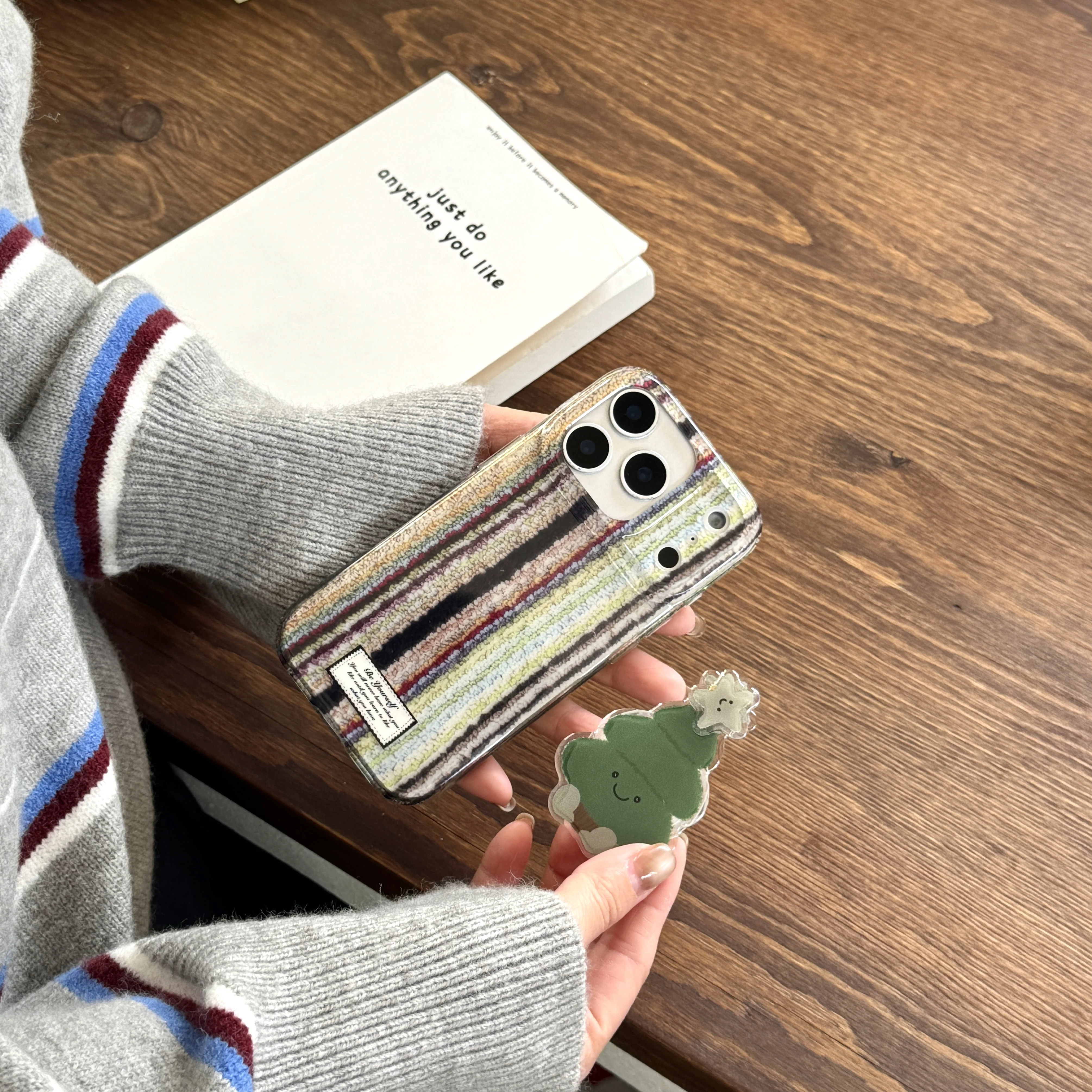 Etui na telefon iPhone 17 Pro Max 16 15 14 13 Pro Max z twardej skorupy w paski, w kształcie choinki świątecznej, z podpórką.