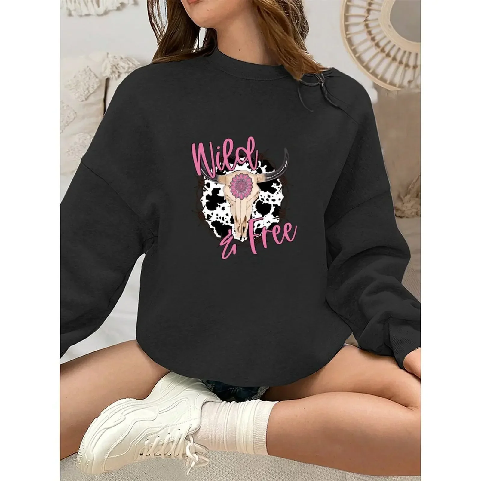 

Pullovers O-Neck Sweatshirts For Woman Long-sleeved Velvet Winter Casual Fashionable Cowgirl Style Cow Skull Print Sweatshirt
