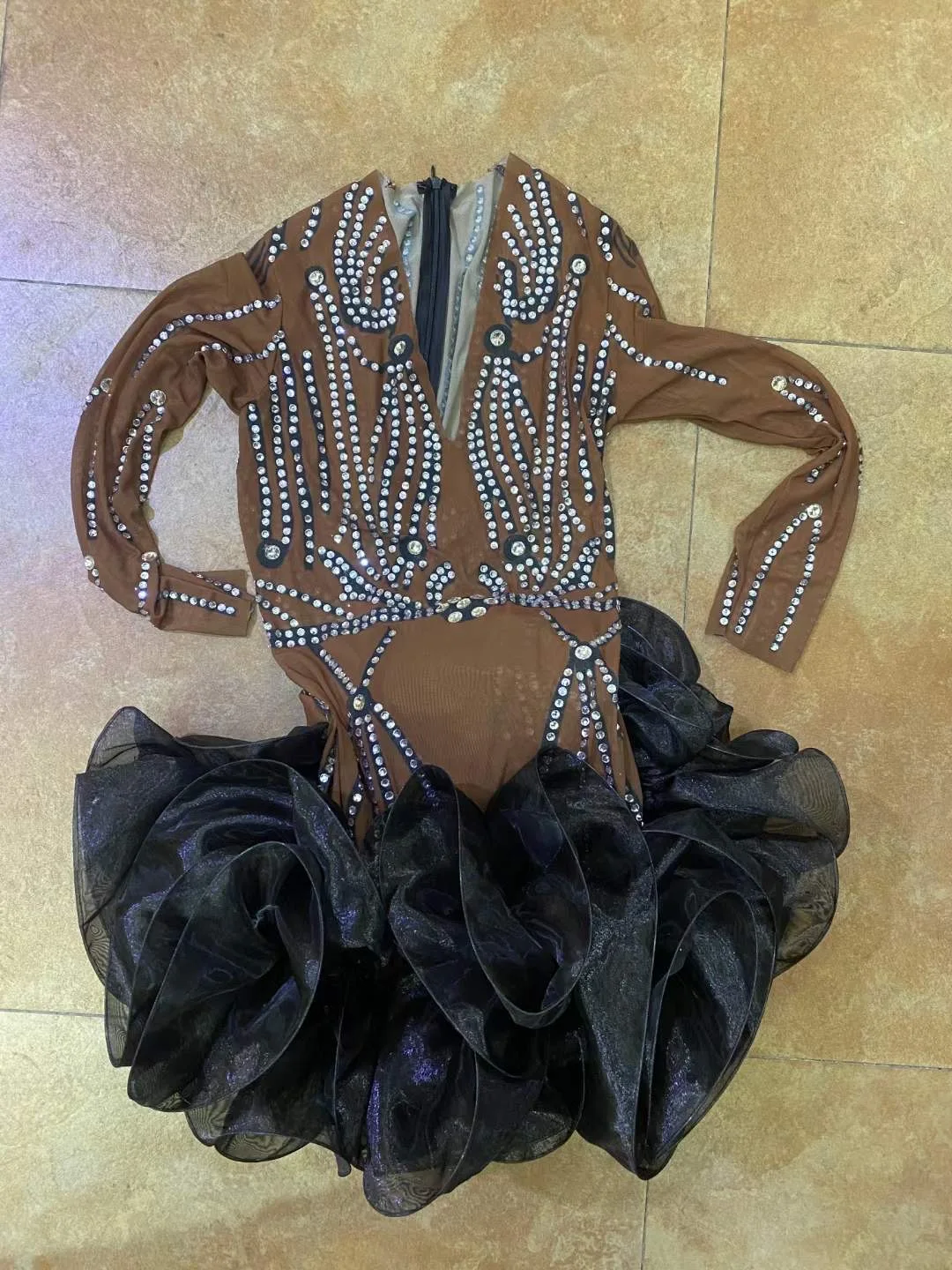 Costume de chanteur de scène en gaze marron, manches longues, strass brillants, plis noirs, vêtements de danse pour bal de Jazz Latin