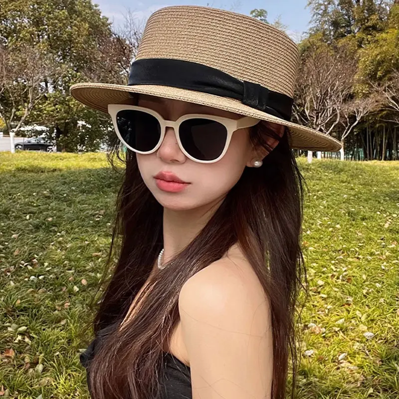 Women’s Elegant Flat Top Paper Straw Hat Pearl Glossy Band Fine Woven Wide Brim Sun Hat for Summer Travel Beach Vacation Chic