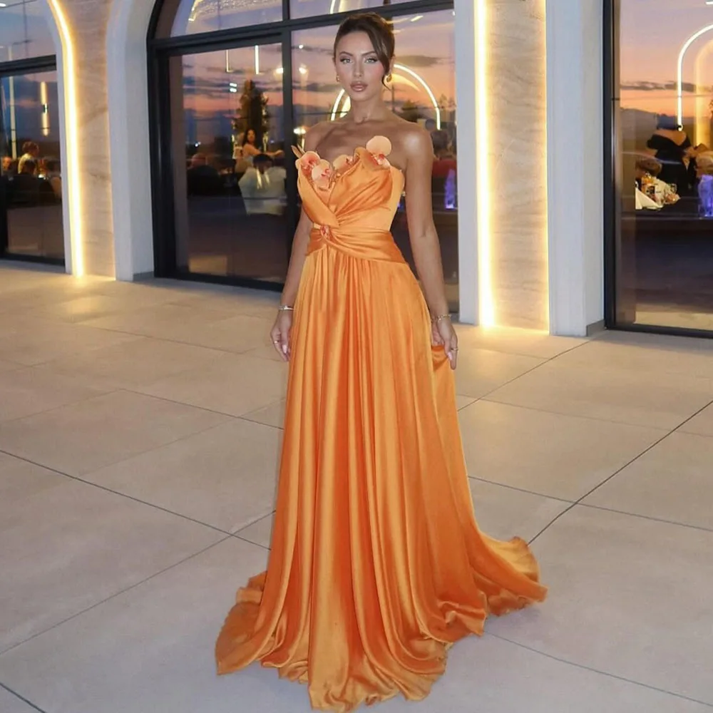 

Оранжевое атласное вечернее платье без бретелек с цветочным детализацией — женское платье для выпускного вечера длиной до пола, вечерняя одежда